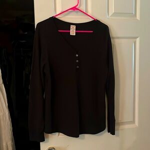 Basic black ribbed tee shirt w buttons down the front